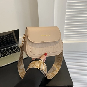 Piccola borsa a tracolla quadrata beige chic con texture coccodrillo e tracolla