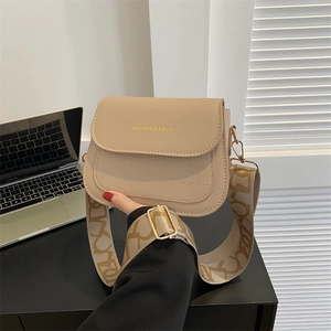 Elegante borsa beige a tracolla con patta coccodrillo e ampia tracolla decorata