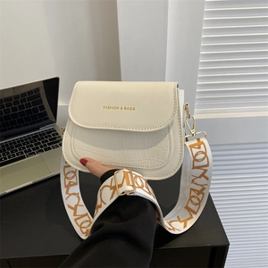 Borsa a tracolla beige minimalista con texture coccodrillo e tracolla larga