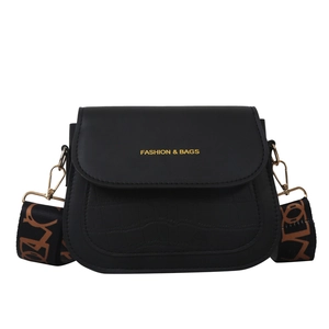 Borsa a tracolla quadrata nera minimalista con trama a coccodrillo e tracolla larga