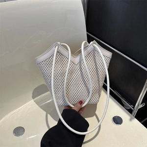 Sac fourre-tout d'été tissé minimaliste avec bordure en similicuir blanc et fines lanières