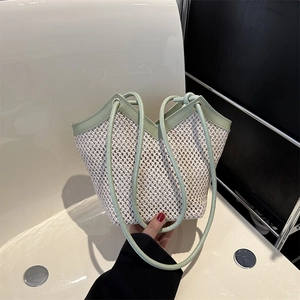 Sac fourre-tout en paille tissée avec bordure en cuir vert clair et fines bandoulières