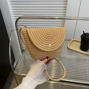 Sac bandoulière en paille bohème avec boucle dorée et texture tissée en kaki
