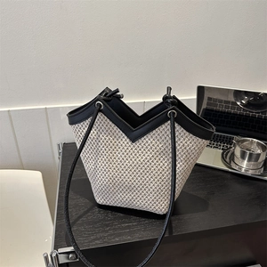 Sac seau tissé crème à la mode avec lanières en cuir noir et design à bord en forme de V