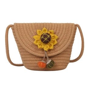 Sac à bandoulière en paille tressée avec motif tournesol et pendentifs colorés