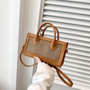 Sac à main bandoulière en similicuir marron orné de strass argentés avec doubles anses
