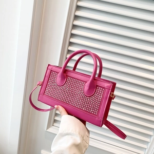 Sac à main tendance rose avec strass brillants et rivets argentés pour femme moderne