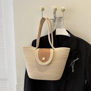 Sac fourre-tout tissé beige avec rabat en cuir marron et bouton perle style vintage