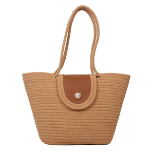 Grand sac cabas tressé en paille beige avec rabat en cuir et bouton perle élégant