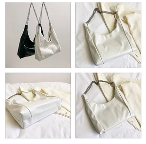 Vue détaillée du sac demi-lune en noir et crème avec bandoulière en chaîne métal