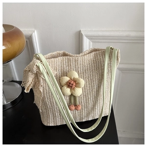 Détail d'un sac cabas tissé à la main blanc cassé avec fleur en tissu et dentelle