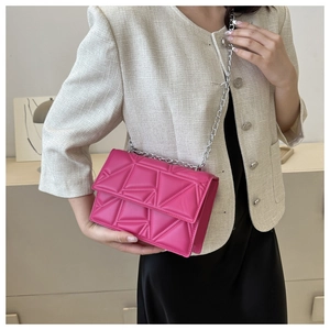 Borsa a tracolla trapuntata rosso rosa con catena argento indossata da una modella