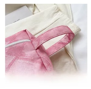 Détails de la trousse à maquillage rose avec poignée renforcée et fermeture éclair