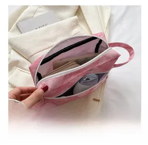 Trousse à maquillage rose avec compartiments internes pour ranger téléphone et portefeuille