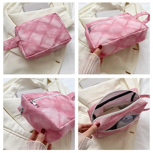 Vue détaillée de la trousse à maquillage rose matelassée avec fermeture éclair