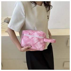 Trousse à maquillage rose matelassée avec effet dégradé et poignée latérale utile