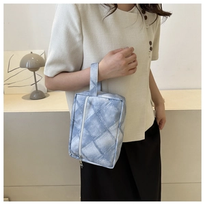 Détail de la trousse de toilette à carreaux bleu clair avec zip blanc et dragonne