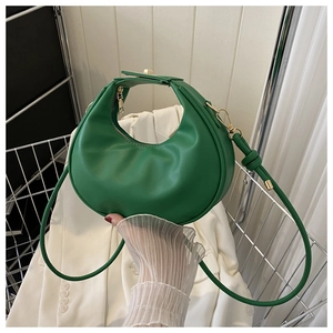 Détail du sac demi-lune vert émeraude en cuir PU lisse et accessoires dorés