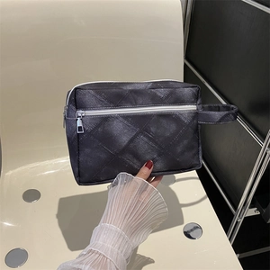 Trousse à cosmétiques matelassée gris foncé avec motifs diagonaux et fermeture éclair