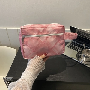 Trousse à maquillage rose matelassée avec double fermeture éclair et poignée élégante