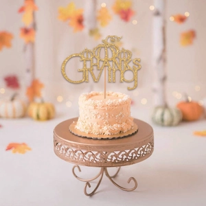 Glitzernder goldener Thanksgiving-Kuchenaufsatz mit Kürbis-Design auf Torte