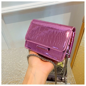 Dettaglio mini borsa a tracolla viola metallizzata effetto coccodrillo con catena