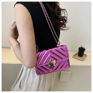 Détail du sac bandoulière violet métallisé en similicuir matelassé avec chaîne dorée