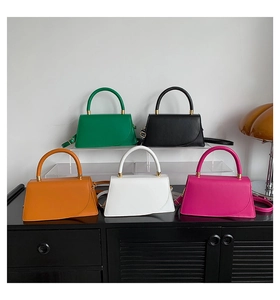 Borse a trapezio minimaliste multicolore esposte su moderni supporti in acrilico