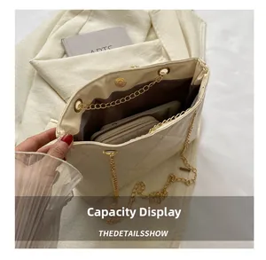 Vue intérieure du sac cabas beige matelassé montrant sa grande capacité de rangement