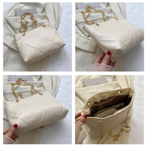 Vue détaillée du sac matelassé avec l'intérieur spacieux et la bandoulière en chaîne dorée