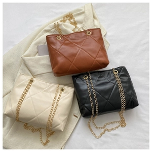 Détails de sacs cabas matelassés en simili cuir avec chaînes dorées en trois couleurs
