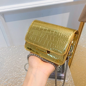 Elegante borsa a tracolla dorata motivo coccodrillo con catena argento da donna