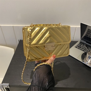 Sac à bandoulière matelassé doré avec chaîne et fermoir métallique pour femme