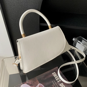Borsa a tracolla minimalista bianco crema con manico rotondo e dettagli in metallo dorato