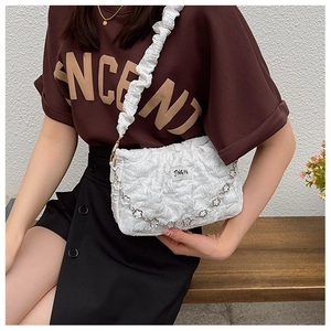 Détail du sac à bandoulière blanc plissé avec chaîne florale et logo Jingpin
