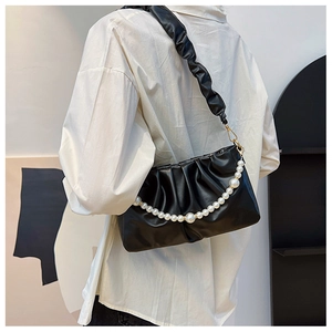 Vue détaillée du sac à bandoulière noir plissé avec chaîne de perles et boucle dorée