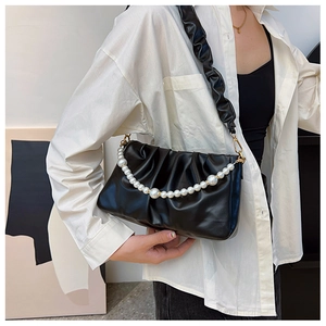 Détail du sac nuage noir froncé avec grande poignée en perles et bandoulière plissée