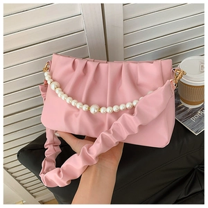 Sac à bandoulière plissé rose avec chaîne de perles décorative et texture nuage douce