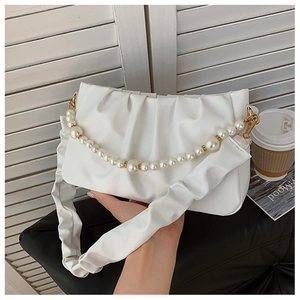 Gros plan du sac blanc plissé avec chaîne de perles élégante et texture en cuir PU