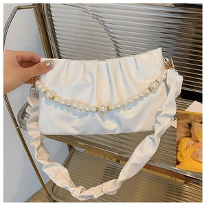 Vue détaillée d'un sac à main plissé blanc avec chaîne en perles et finitions métalliques