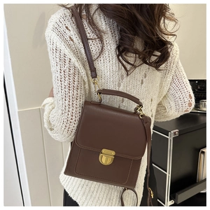 Zaino vintage marrone in ecopelle indossato da una modella per mostrare stile e dimensioni
