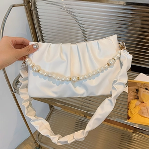 Sac nuage plissé blanc élégant avec chaîne de perles et bandoulière amovible