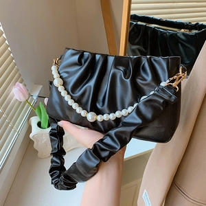 Sac nuage plissé noir élégant avec anse en perles blanches et crochets dorés