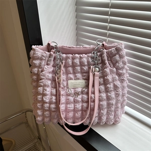 Chic pink pleated tote bag with pearl flower chain and bubble texture fabric design