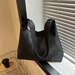 Minimalist black lychee texture large capacity tote bag with wide strap for daily commute