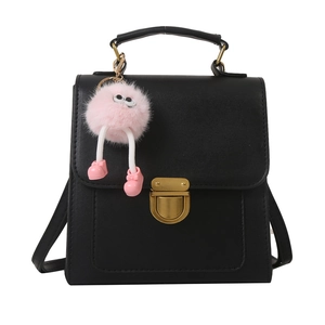 Borsa classica in pelle PU nera con chiusura dorata e ciondolo in peluche rosa