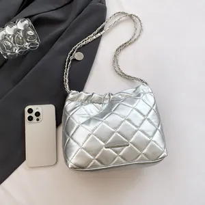 Detailansicht der silbernen gesteppten Kettentasche mit Metallic-Finish und Textur