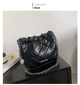 Detail der schwarzen gesteppten Leder-Beuteltasche mit silbernem Kettenriemen