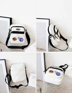 Vista detallada de cuatro ángulos de un bolso de lona blanca con insignias de moda actual