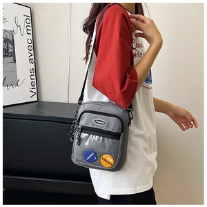 Bolso bandolera gris de nailon para móvil con bolsillo frontal transparente